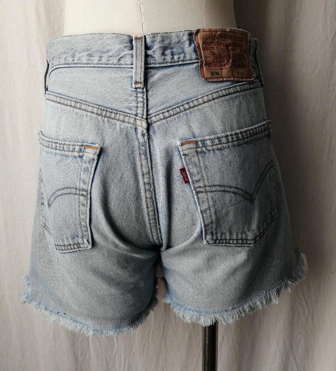 Lichte blauwe spijkerbroek met used effect en franjes "Levi's" 501 – photo 12